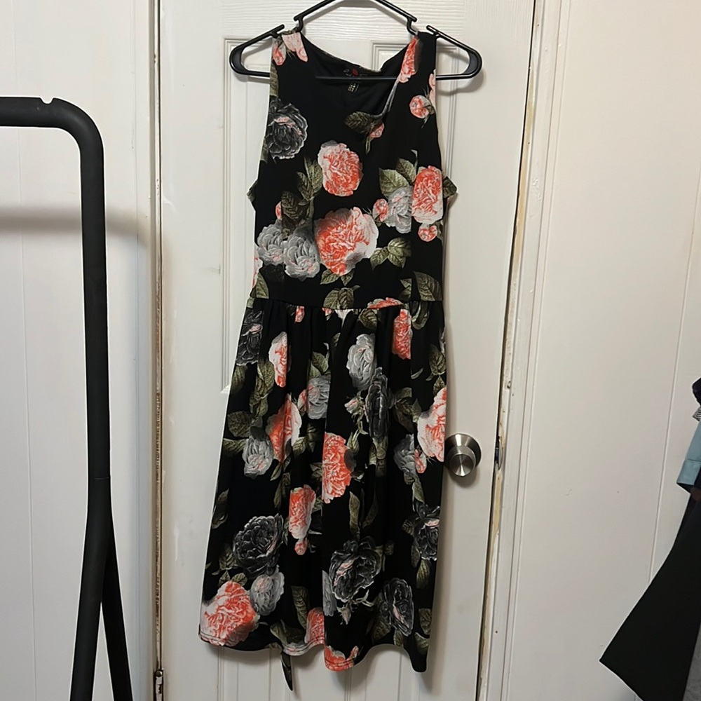 Lindy Bop Black and Floral Swing A-Line dress with optional tie belt